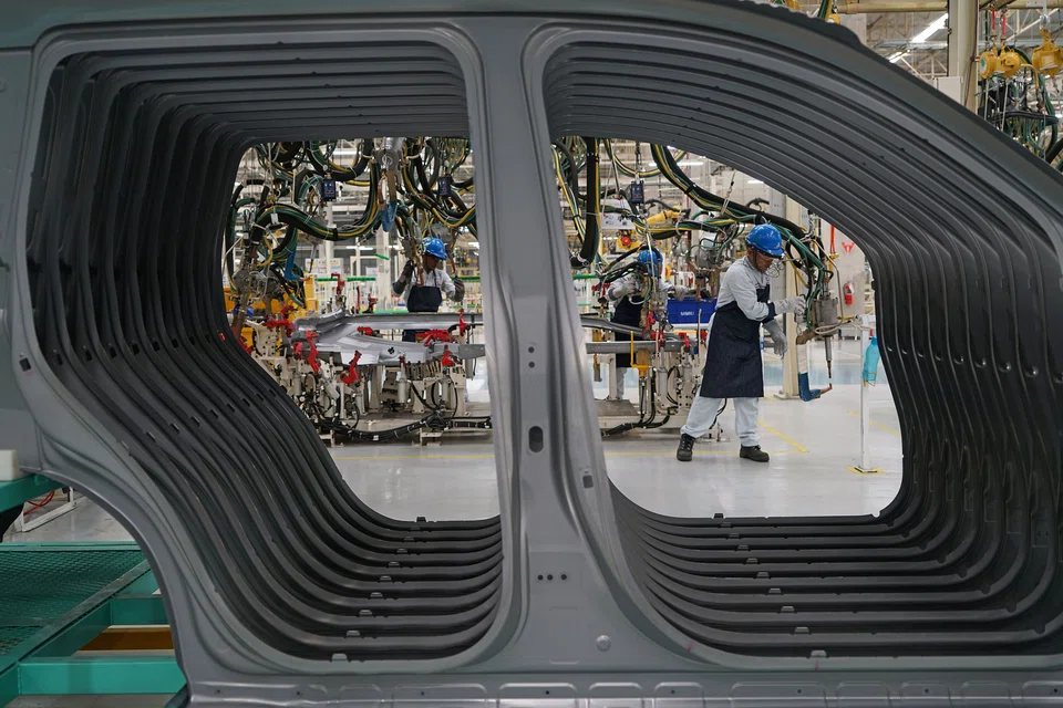 Car buyers in the region are being lured by prices that reflect the yen’s tumble to the weakest in more than 2 decades. 