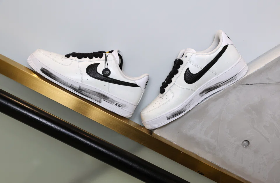 The Air Force 1 Low Peaceminusone Para-noise 2.0 features a white upper treated with a special lacquer coating that will rub off over time, revealing G-Dragon’s hidden artwork. 