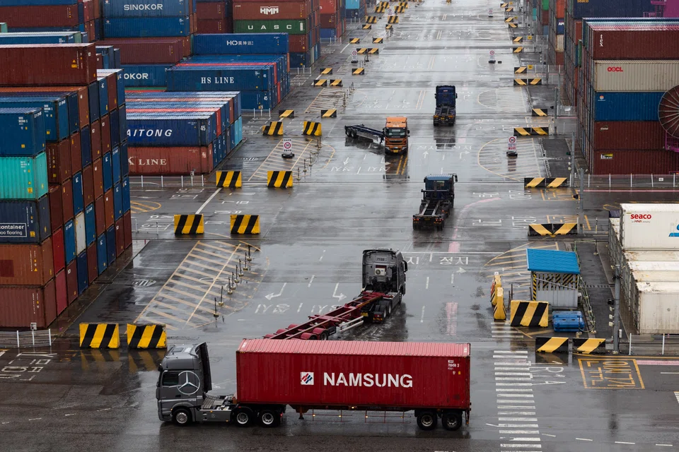 Striking truckers in South Korea reached an agreement with the government, ending a weeklong strike that threatened the nation’s economy and added to strains on global supply chains. 