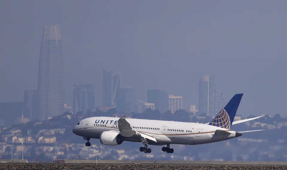 United Airlines reported a profit of US$942 million for the quarter ending Sept 30, about double the level a year ago.