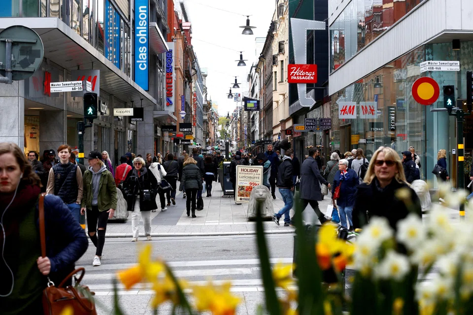 A rapid slowdown in the construction of new homes is set to weigh on the Swedish economy, compounding the hit from declining consumer spending. 