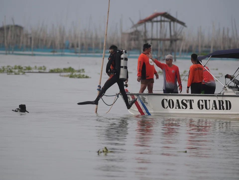  Rescuers conduct a search and retrieval operation off Talim island, in the Philippine  town of Binangonan on Jul 28. According to the Philippine Coast Guard (PCG) around 30 people have died, and 40 individuals were rescued after a passenger boat capsized in Laguna Lake, amid strong waves brought by Typhoon Doksuri.  