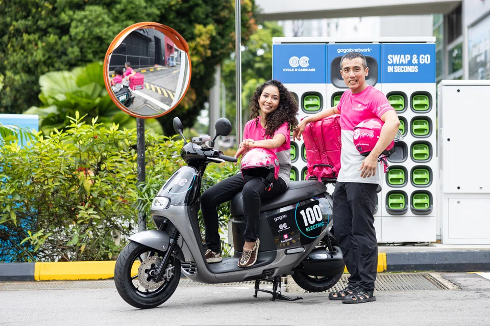 Under the new collaboration, Cycle & Carriage will lease Gogoro 2 Series Smartscooters to Foodpanda riders, who can swap out depleted batteries for new ones in seconds at battery swapping stations. 