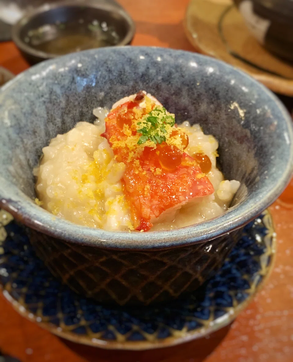 Crab porrridge cooked in intense broth with a fleshy crab leg.