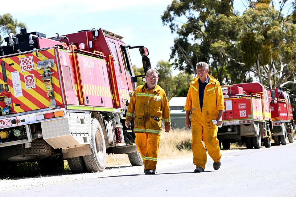 The state emergency service urged residents in the towns of Raglan and Beaufort, home to around two thousand people, and those in surrounding areas to leave while it was still safe and head east to the nearby regional hub of Ballarat, 95 kms west of Melbourne.