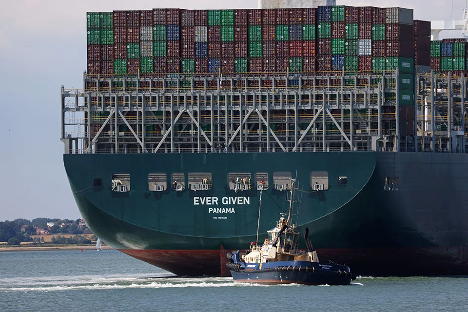 In the 3 months to May, total imports increased by £20.2 billion to £205 billion while total exports increased by just £11.6 billion to £177 billion.