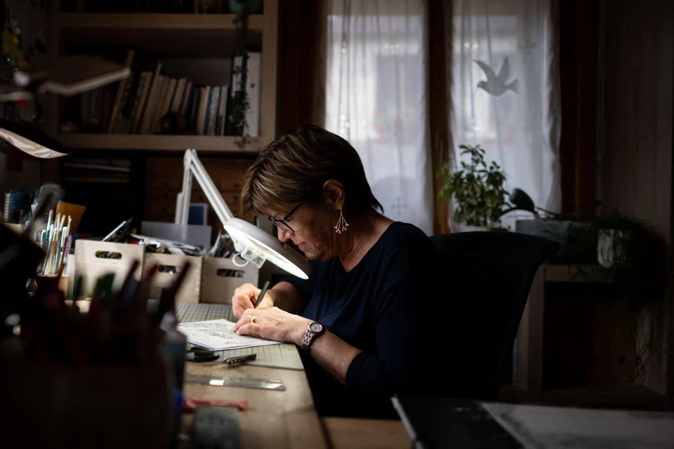 Swiss paper cutting artist Marianne Dubuis says that she has devoted herself to paper cutting since childhood and now spends around six hours a day on her passion.