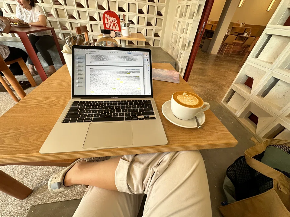 Professionals working in hybrid environments have the highest satisfaction levels, while those required to work on site are most likely to be job hunting.