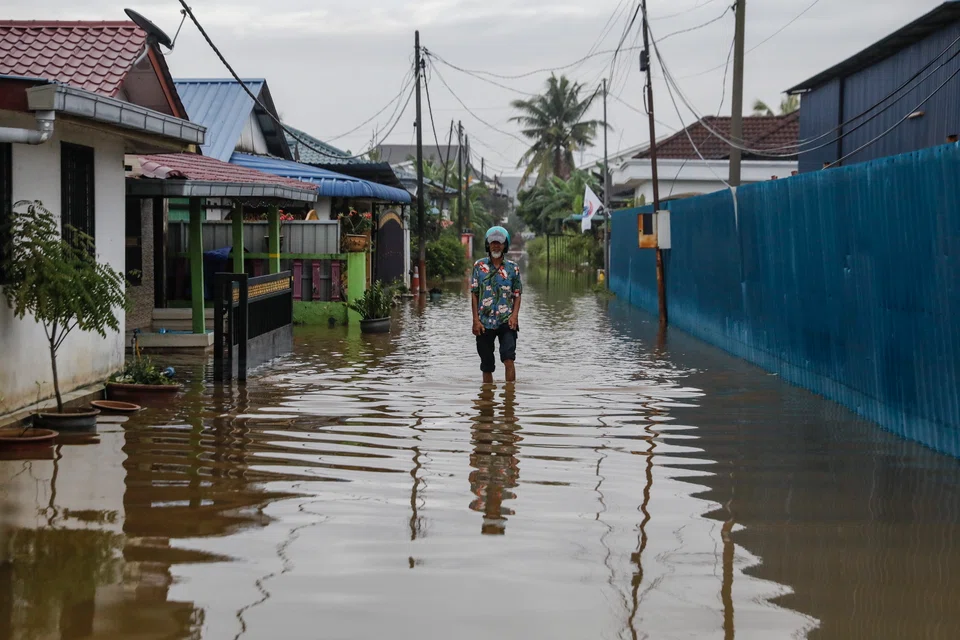 The floods have also sparked renewed criticism of the decision by Prime Minister Ismail Sabri Yakoob’s government to call an early election on Nov 19 during the monsoon season, even though the vote was scheduled for September 2023.