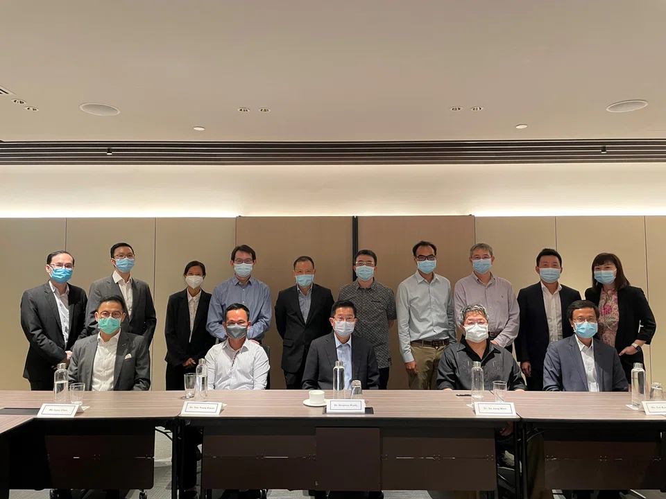 Back Row (L-R): Dr. Tan Aik Hau (RMA), Dr. Chan Kwok Wai, Adrian (RMA), Dr. Constance Lo (RMA), Dr. Chew Huck Chin (RMA), Dr. Kenneth Chan (RMA), Dr. Ng Choon Yong Alvin (TRP), Dr. Yip Hwee Seng (TRP), Dr Yang Tze Yi Steve (TRP), , Dr. John Law Lik Muk (TRP), Ms. Joelle Lee (Chief Operating Officer, OUELH) 
Front Row (L-R): Mr. Isaac Chen (Chief Operating Officer, OUE), Dr. Teo Yeow Kwan (TRP), Dr. Stephen Riady (Executive Chairman and Chief Executive Officer, OUE), Dr. Su Jang Wen (Thoracic & Cardiovascular Surgery Specialist), Mr. Yet Kum Meng (Chief Executive Officer, OUELH)