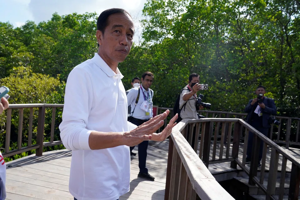 Indonesian President Joko Widodo calls on his supporters to pick a leader who understands the people’s plight. “This is a big country, don’t get a leader who just sits pretty in the presidential palace. Find, I remind you, find a leader who wants and loves to go down among the people.”