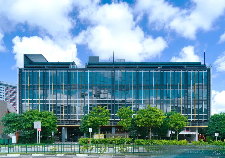 Nearby amenities include Shunfu Mart (Hawker and Wet Market) as well as a mix of cafes along Upper Thomson Road.