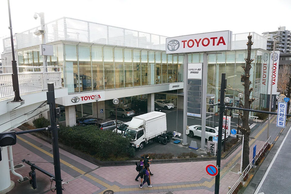 Toyota Motor topped its sales target for the recently ended fiscal year, a positive sign ahead of the carmaker's earnings announcement next month, although analysts warn of a potentially challenging year ahead. 