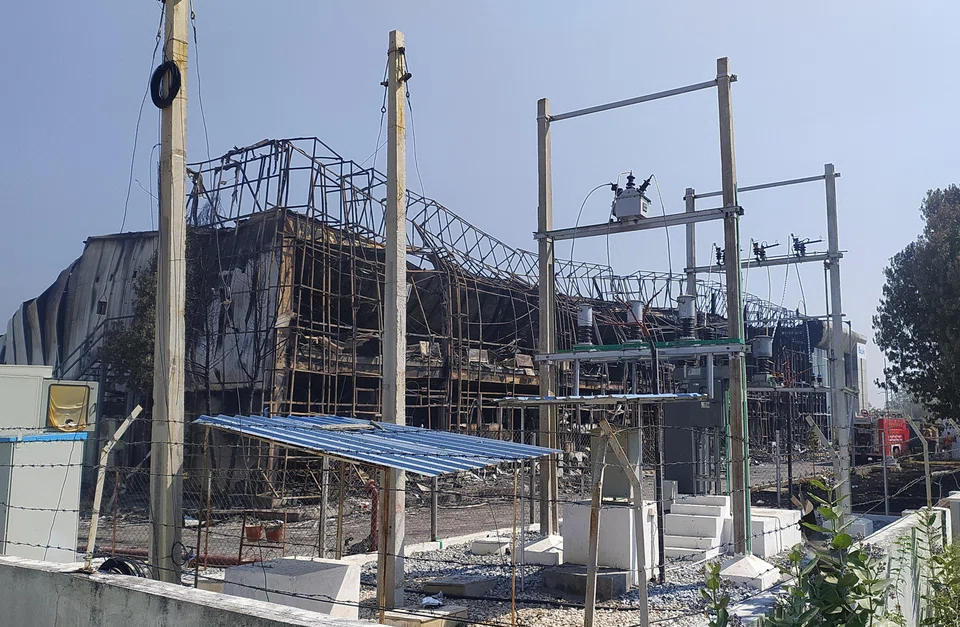 The facility in India’s Andhra Pradesh state, where Foxlink makes charging cables for iPhones, was engulfed in a massive fire on Monday that led part of the building to collapse to the ground. 