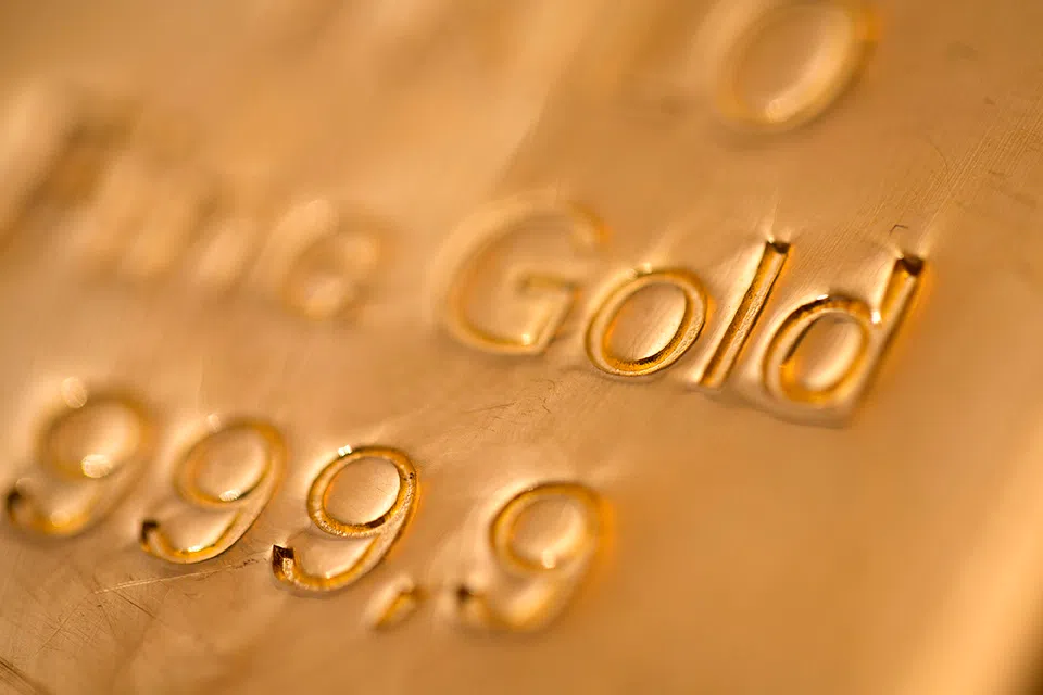 Gold hovers near oneweek low; US data, ECB in focus