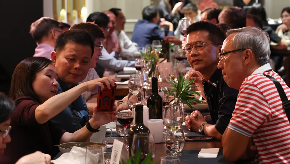 Editor Chen Huifen (left) hosting a table of subscribers at the Meet the BT Newsroom dinner last Wednesday evening.