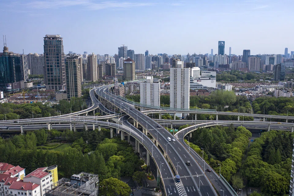 Nearly-empty roads during a lockdown due to Covid-19 in Shanghai, China, on Tuesday, April 12, 2022. China hasn't budged in its opposition to living with the virus even in the midst of the country's worst outbreak, but its leaders are now pursuing an easier containment strategy in the uphill battle to tame the hyper-infectious coronavirus. Photogorapher: Qilai Shen/Bloomberg##########pic##########