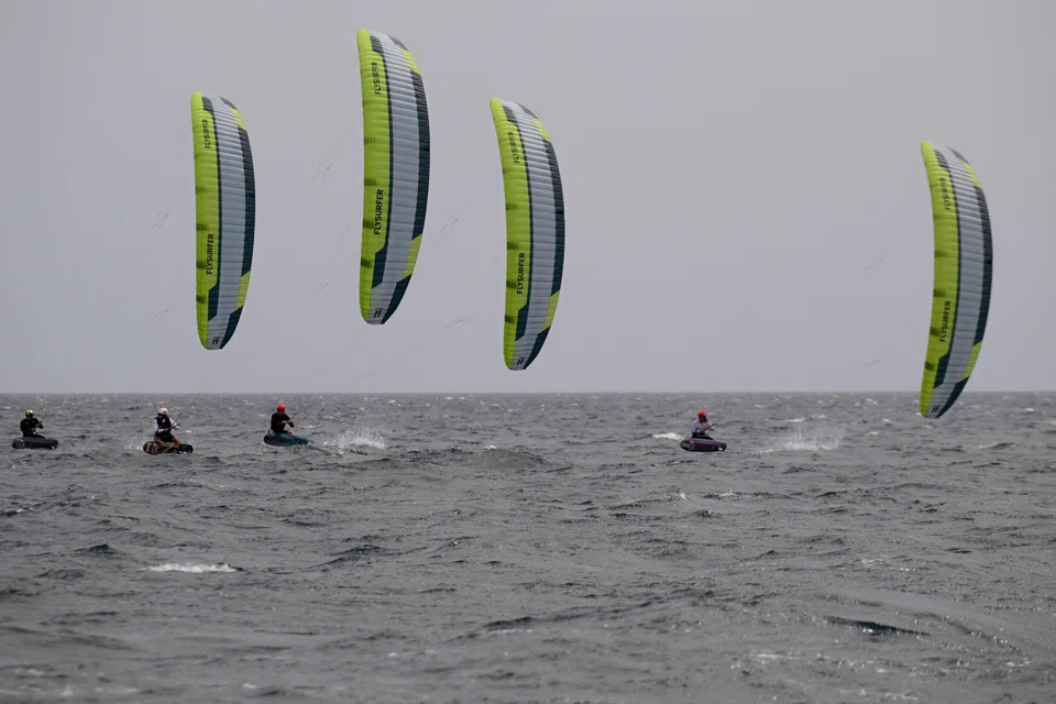 The shipping sector is getting ideas from kitesurfing where riders use their hands to control the kite. On a ship, an automated traction system is used for the kite, with winches and artificial intelligence that adapts the sail’s position to the wind condition.