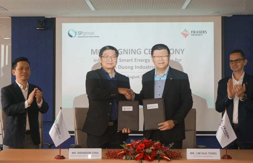 Brandon Chia (second from left), managing director, sustainability energy solutions for South-east Asia and Australia, SP Group; and Lim Hua Tiong (third from left), CEO of Frasers Property Vietnam, at the MOU signing ceremony. 