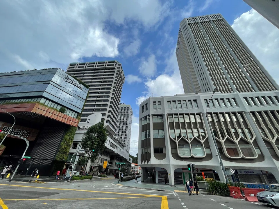Located at 111 North Bridge Road, Peninsula Plaza was built in 1979. It is located near malls such as Funan shopping mall, Capitol Plaza and Raffles City. 