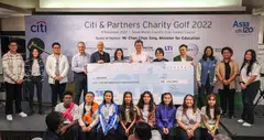 Education Minister Chan Chun Sing (centre), with (to his right) Citi senior executives Stacey N Lacy, Amol Gupte and Hector Garcia, present the cheque of S$550,000 to ChildAid representatives (to his left) Lee Su Shyan and Helmi Yusof.