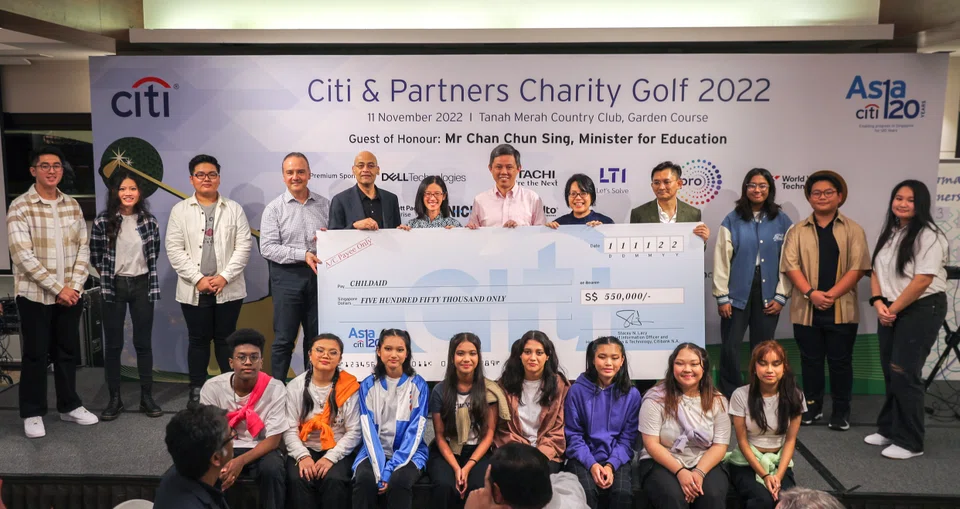 Education Minister Chan Chun Sing (centre), with (to his right) Citi senior executives Stacey N Lacy, Amol Gupte and Hector Garcia, present the cheque of S$550,000 to ChildAid representatives (to his left) Lee Su Shyan and Helmi Yusof.