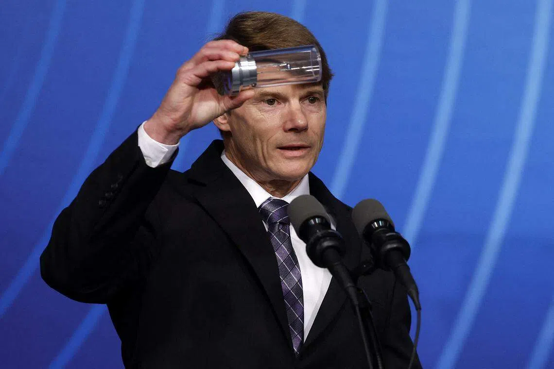 In a brief moment lasting less than 100 trillionths of a second, 2.05 megajoules of energy – roughly the equivalent of a pound of TNT – bombarded a hydrogen pellet in a small cylinder. 