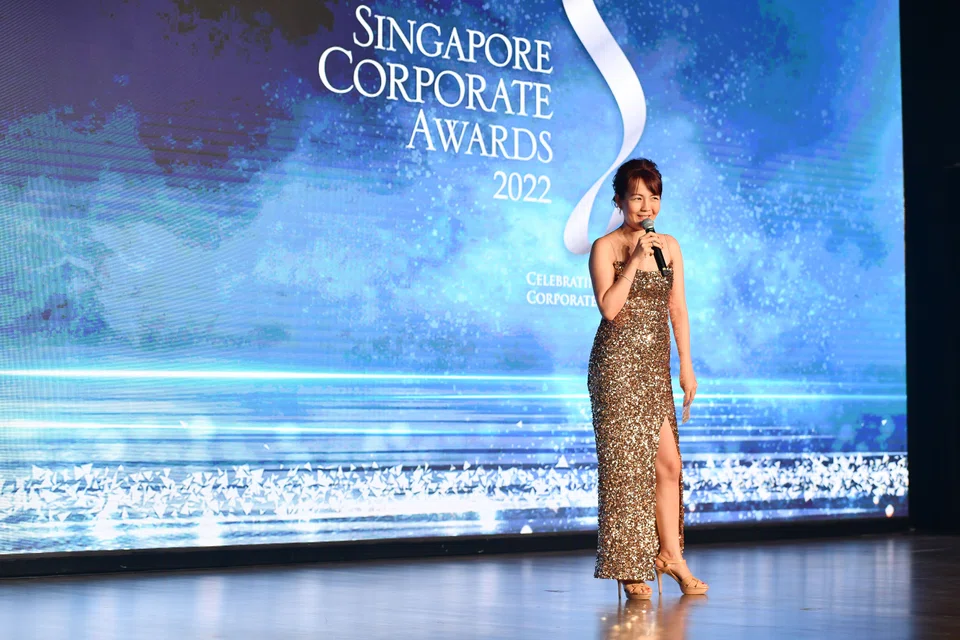 Emcee Elizabeth Kong, Asia general counsel of 3M (transportation and electronics), keeping the upbeat atmosphere at the dinner.