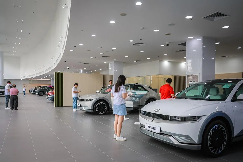 Passenger car COE premiums continue to break records as Open category nears S$160,000 in October's second round of bidding. 