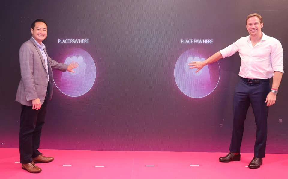 foodpanda CEO Jakob Angele (right) with Senior Minister of State Tan Kiat How.