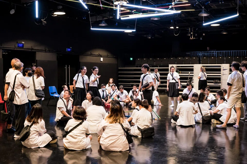 The School invites you to wear a uniform and re-examine how school shapes your thought and behaviour. 