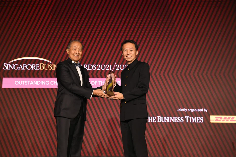 Stephen Lee (left) chairman of the SBA judging panel, presenting the
Outstanding Chief Executive of the Year award trophy to  Lee Chee Koon, president & group CEO, CapitaLand Investment.