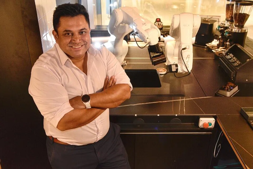 Above: Ross Digital founder and CEO Gavin Pathross, with The Super Manual robot barista at Ratio Cafe + Gastrobar in Ion Orchard.