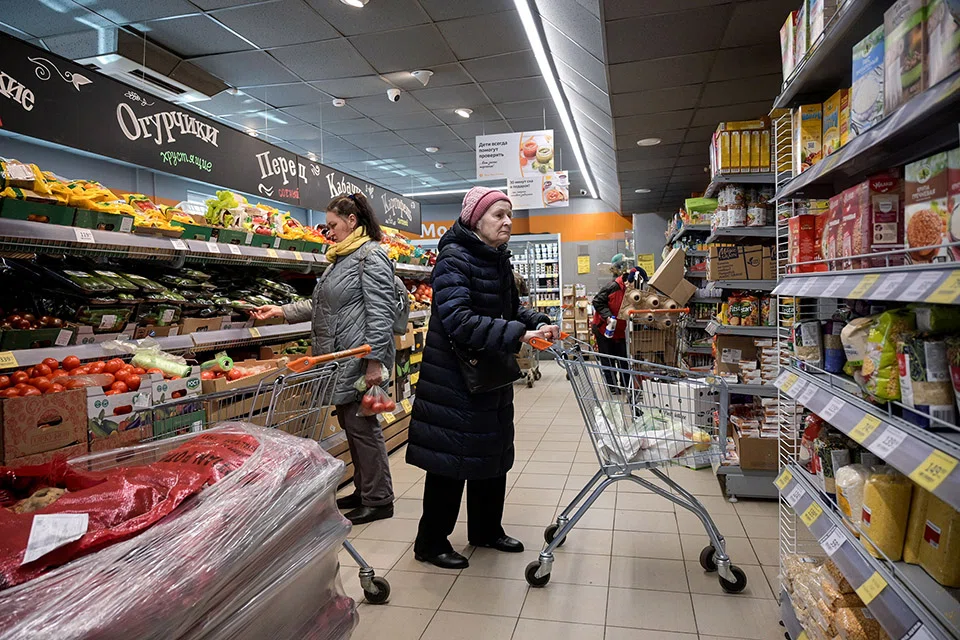 Russian weekly inflation slowed to a level last seen before the invasion of Ukraine in February, a turnaround helped by a stronger ruble and the end of panic buying that caused some snap shortages. 