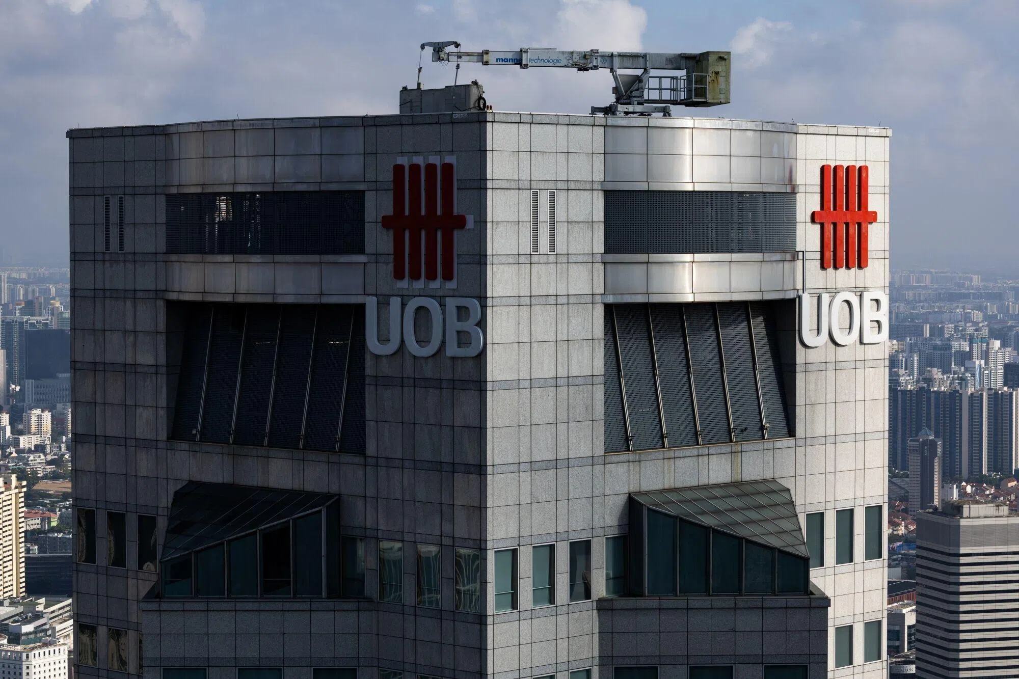 UOB Q4 profit rises 21.8 to S 1.4 billion proposes S 0.85 per