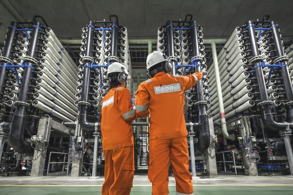 pixkeppel - Keppel provides solutions for sustainable urbanisation. The picture depicts staff at the Keppel Marina East Desalination Plant inspecting the filtration membranes used in the water treatment process.