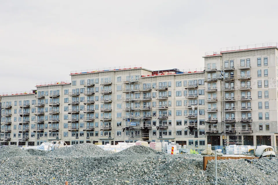 The housing market in Sweden has become one of the clearest examples globally of what may happen to inflated prices when interest rates rise rapidly. 