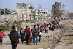 Displaced Palestinians flee the war between Israel and Hamas in the northern Gaza Strip, walking to its southern section, Nov 26, 2023. 