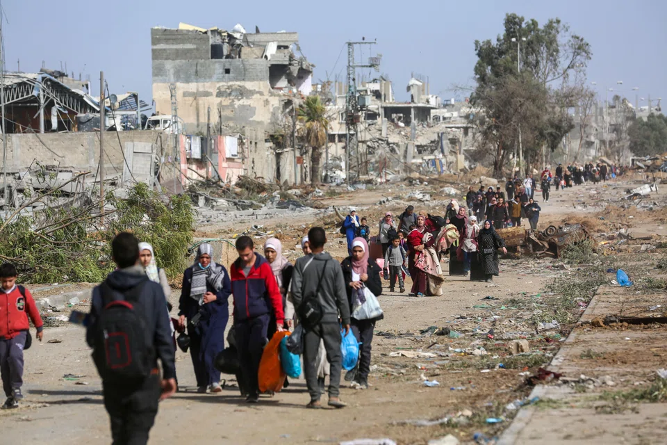 Displaced Palestinians flee the war between Israel and Hamas in the northern Gaza Strip, walking to its southern section, Nov 26, 2023. 