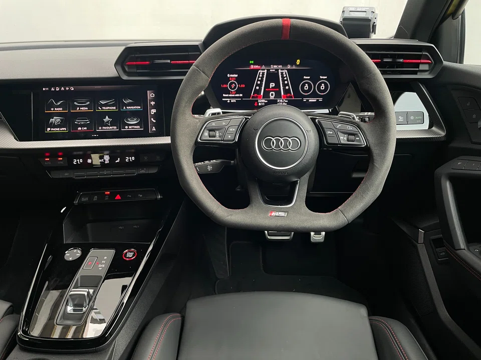 If there’s a real highlight, it’s the steering wheel. Instead of shiny leather, it’s covered in a synthetic suede material, for more grip when the palms get sweaty.