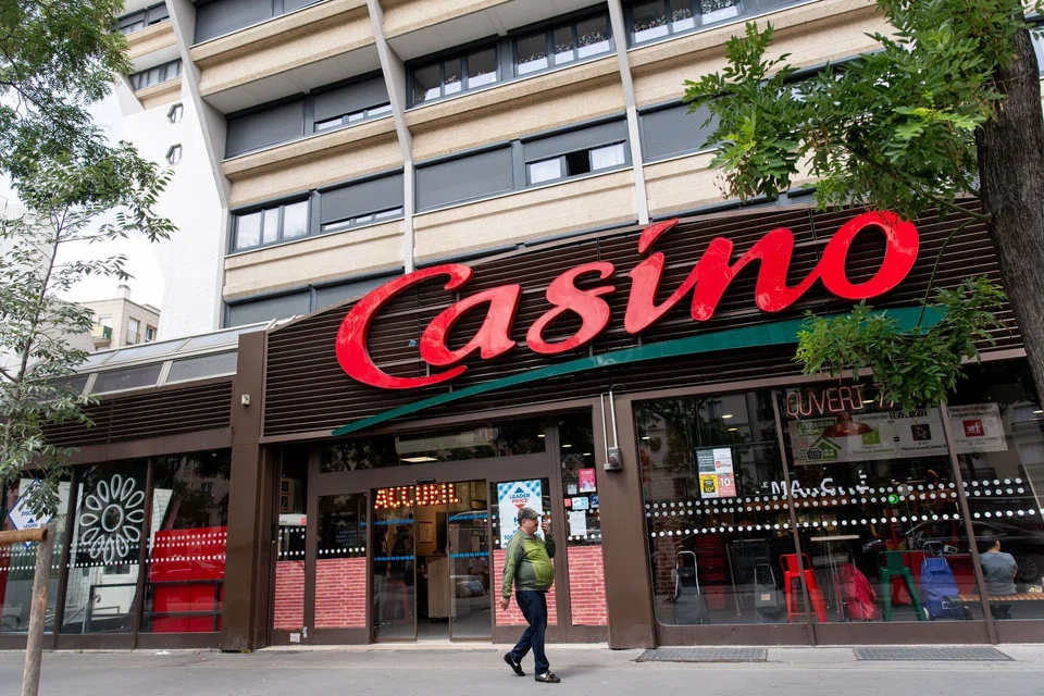 Casino is in exclusive talks with Groupement Les Mousquetaires – which holds the Intermarche brand – and Auchan with a view to sell all of its hypermarkets and supermarkets.