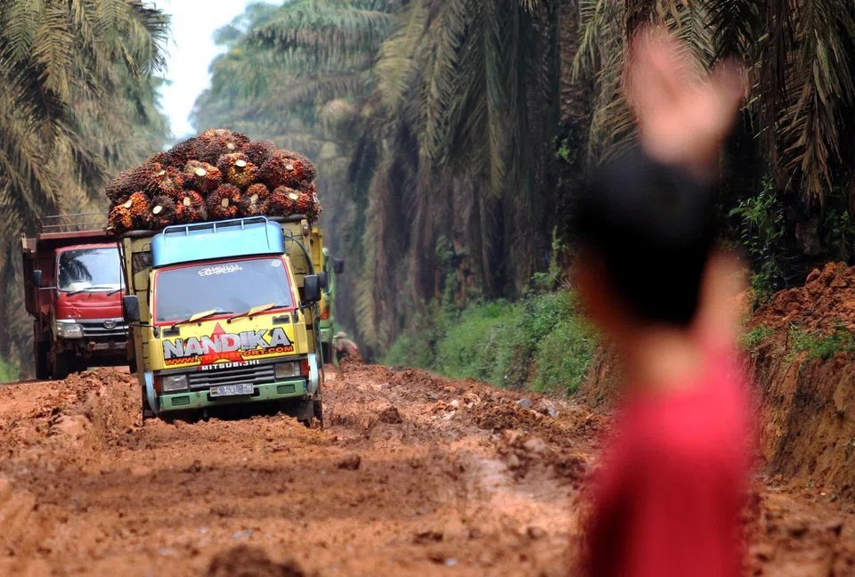 Indonesia, the world’s top palm oil producer, allowed exports of the vegetable oil to resume from May 23, but companies have faced regulatory hurdles that have slowed the process of getting shipments out.