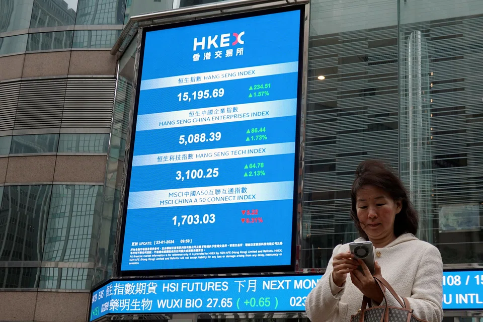 Hong Kong, Shanghai, Sydney, Taipei and Wellington stocks rose in early trade on Monday, but Tokyo, Seoul, Singapore, Manila and Jakarta stocks were in the red.