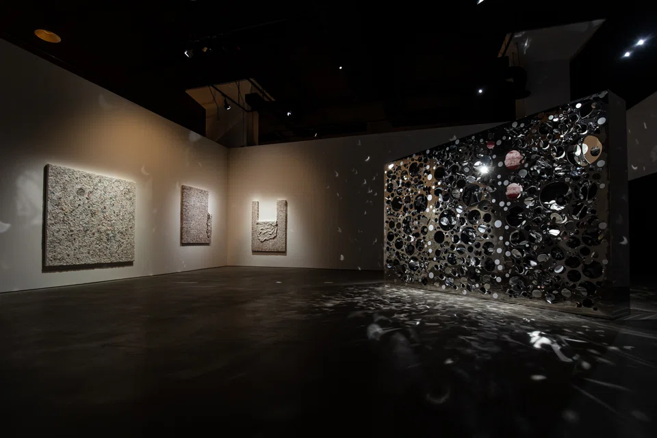 Jane Lee continues her exploration into the nature of painting with several stunning works at Singapore Art Museum.