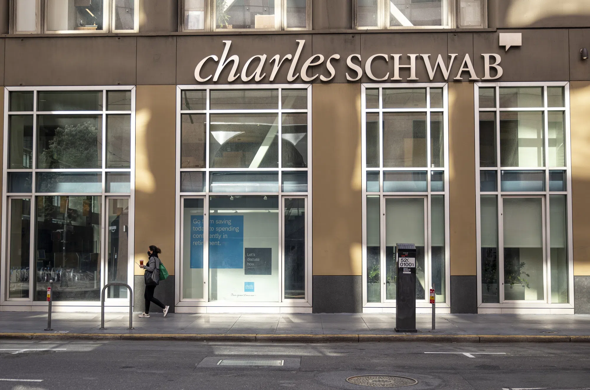 Schwab to cut staff, real estate to save US500 million a year