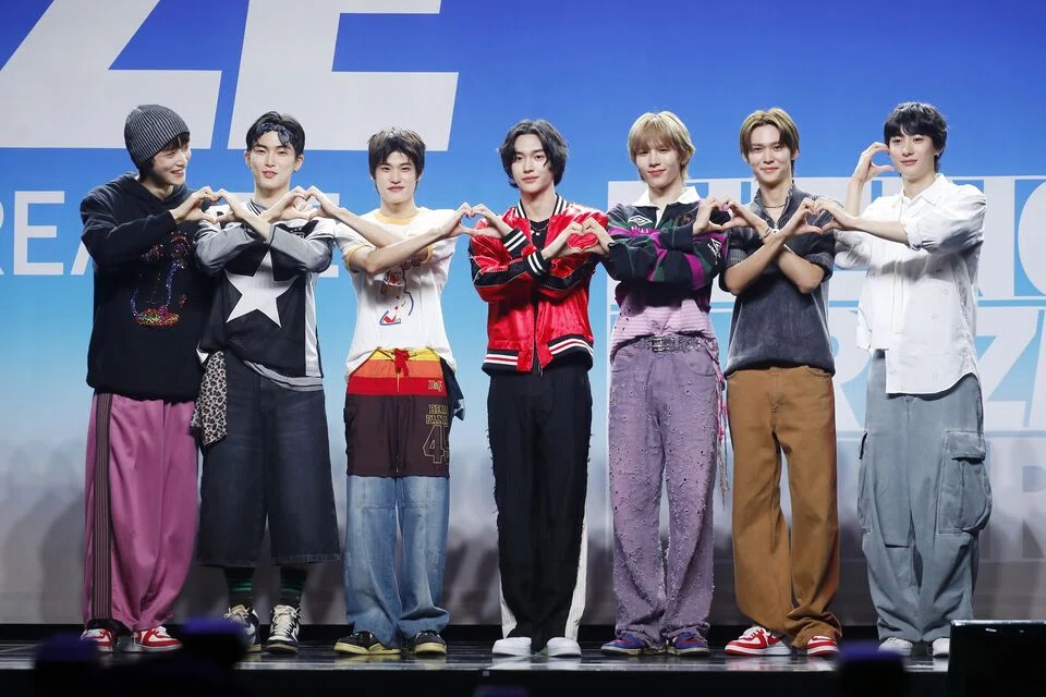 Riize comprises six Koreans and a Japanese aged 19 to 22. 