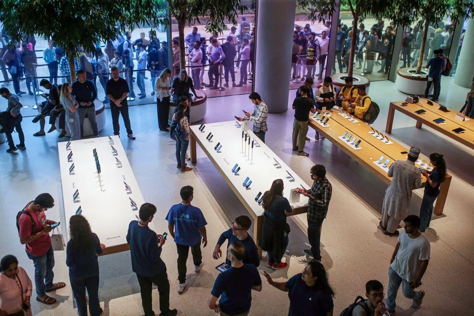 The devices are going on sale in about 40 countries in its first wave, including in Australia, Hong Kong, mainland China, the US, UK and France. 