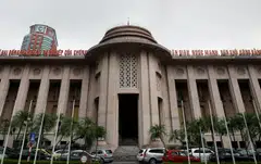 State Bank of Vietnam (SBV) has held three meetings with more than a dozen banks this week, to address “difficulties” for some lenders to access sufficient liquidity and about deposits in the system, one of sources said.