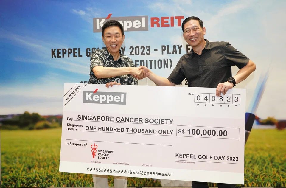 (From left) Loh Chin Hua, CEO of Keppel Corporation, presenting a cheque for S$100,000 to Albert Ching, CEO of Singapore Cancer Society at the Keppel Golf Day on Aug 4, 2023.