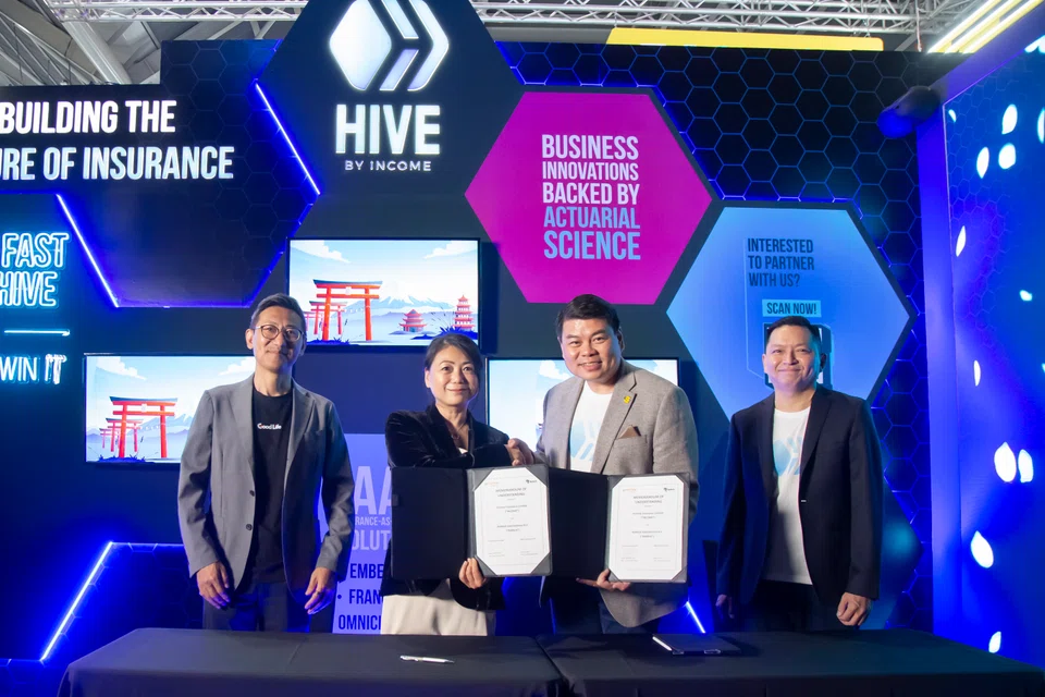ReMark chief executive, Na Jia (second from left) and Income chief executive, Andrew Yeo (third from left) mark the Japan partnership in a signing ceremony at the Singapore Fintech Festival on Wednesday.